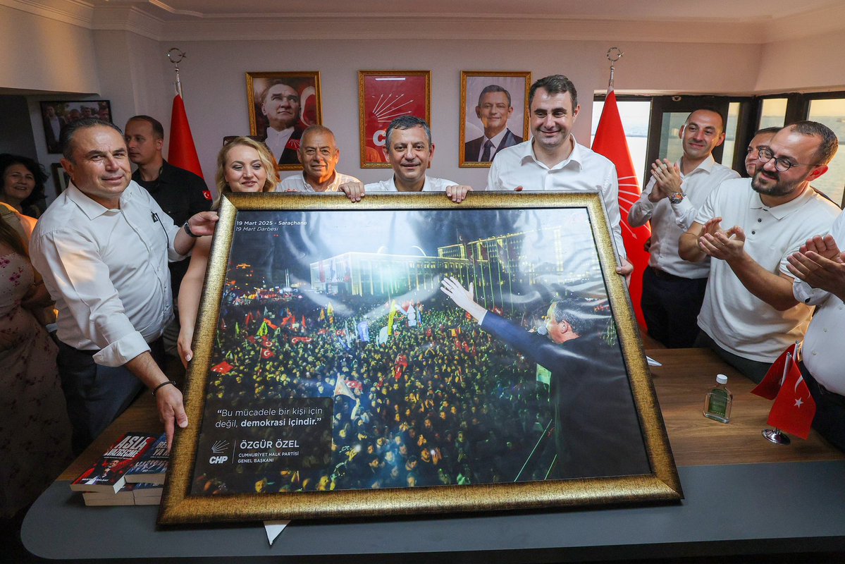 cm_aydin's tweet photo. İzmir'deki yeni evimizi, yeni İl Başkanlığımızı on binlerle birlikte açtık.

Bir bina gider, öteki bulunur, dert değil.

Asıl mesele yürümek, meydanlarda yürümek, iktidara milletle yürümek! https://t.co/1AuCQqt7kB