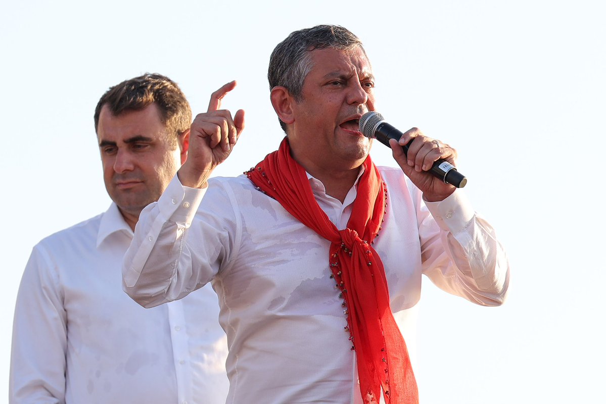 cm_aydin's tweet photo. İzmir'deki yeni evimizi, yeni İl Başkanlığımızı on binlerle birlikte açtık.

Bir bina gider, öteki bulunur, dert değil.

Asıl mesele yürümek, meydanlarda yürümek, iktidara milletle yürümek! https://t.co/1AuCQqt7kB