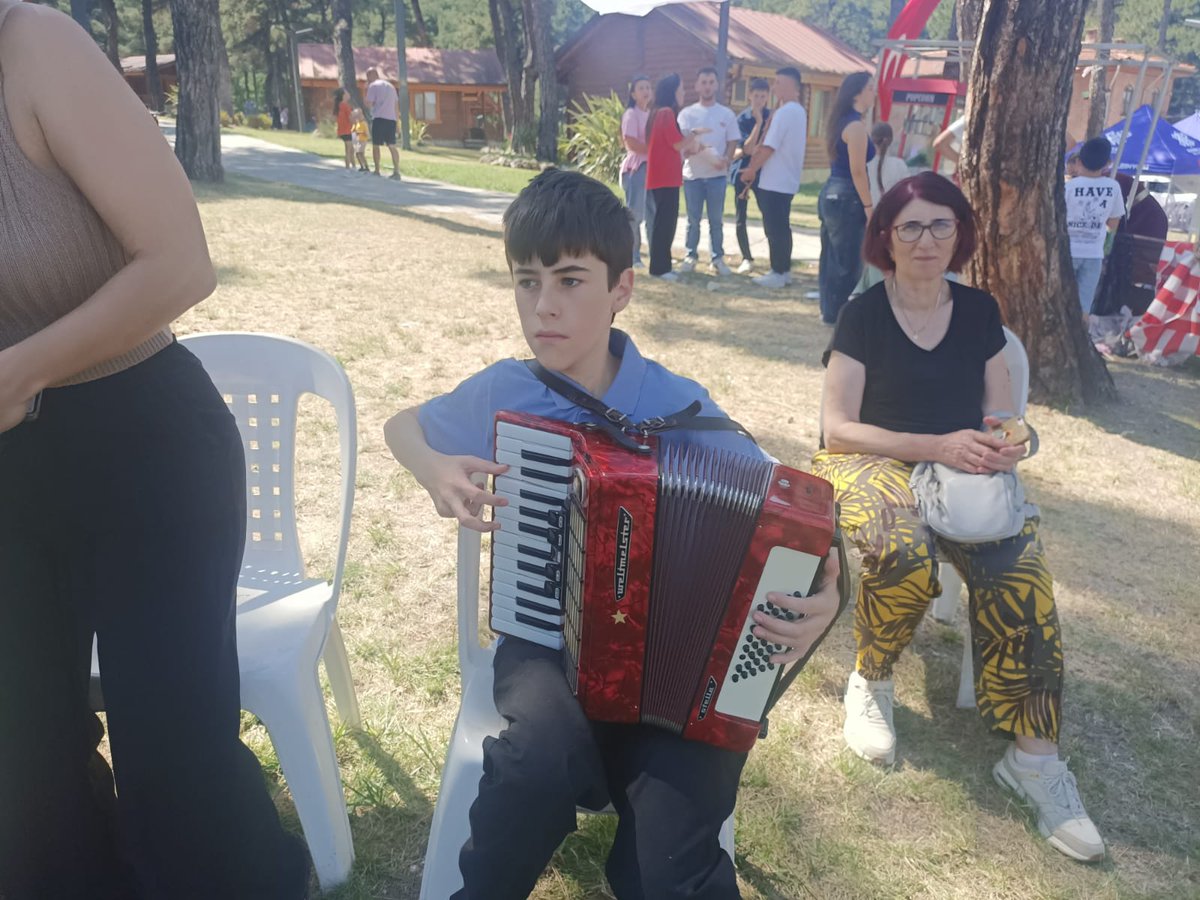 KAFFED's tweet photo. Güney Marmara Çocuk Şenliği'nde Kültür Coşkusu

Balıkesir, 28 Haziran 2026 – Güney Marmara Çocuk Şenliği, dün büyük bir coşkuyla gerçekleştirildi. Bölge derneklerinin yanı sıra siyasi ve sivil toplum kuruluşlarından yoğun katılımın olduğu etkinlikte çocuklar doyasıya eğlendi.

Şenliğe; Altıeylül Belediye Başkanı Hakan Şehirli, Kafkas Dernekleri Federasyonu (KAFFED) Teşkilat ve Eğitimden Sorumlu Yönetim Kurulu Üyesi Canel Zağlı, Balıkesir Kent Konseyi Başkanı Sevinç Baykan Özden ve AK Parti İl Başkanı Mehmet Aydemir katıldı.

Etkinlik boyunca çocuklara yönelik birçok faaliyet düzenlenirken, katılım sağlayan tüm çocuklara "Minik Kültür Elçisi" belgesi takdim edildi. Miniklerin büyük keyif aldığı şenlik, geleneksel değerlerin gelecek kuşaklara aktarılmasında bu tür faaliyetlerin ne denli önemli olduğunu bir kez daha gözler önüne serdi.