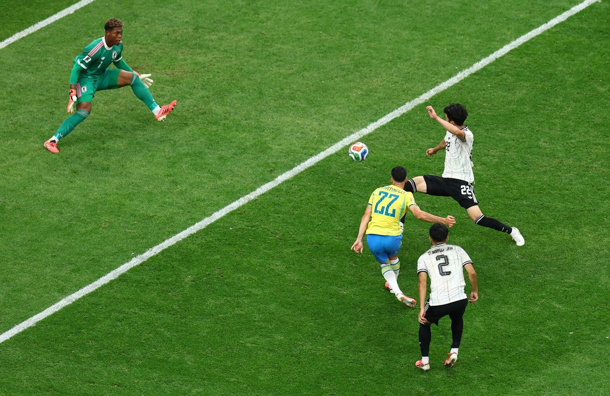 FaktaSepakbola's tweet photo. 🇧🇷 Banyak yang meragukan keputusan Carlo Ancelotti mempertahankan Casemiro dan memasukkan Martinelli dari bangku cadangan.

Keputusannya justru menjadi pembeda.

⚽ Casemiro mencetak gol.
⚽ Martinelli masuk dan menjadi penentu kemenangan.

Brasil bangkit dari ketertinggalan untuk menyingkirkan Jepang dan melaju ke babak berikutnya.

Don Carlo sekali lagi menunjukkan kenapa ia dianggap sebagai salah satu pelatih terhebat dalam sejarah sepak bola. 🔥👏

#FIFAWorldCup