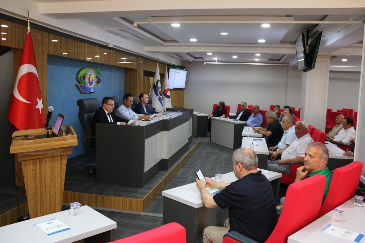 karabuktso's tweet photo. Karabük Ticaret ve Sanayi Odası (KTSO) Haziran Ayı Olağan Meclis Toplantısı, Meclis Başkanı Adnan Çebi başkanlığında meclis toplantı salonunda gerçekleştirildi.

Toplantı, gündem maddelerinin görüşülmesiyle başladı. Ardından KTSO Yönetim Kurulu Başkanı @fthcprz , Haziran ayı içerisinde yürütülen faaliyetler hakkında meclis üyelerine kapsamlı bilgilendirmede bulundu.

Toplantıda, KTSO Meclis Üyesi Ali Karakaş tarafından, SF Sandalye Fabrikası Grup Şirketlerinden Scala Moult Ar-Ge A.Ş.'nin tasarlayıp üretimini gerçekleştirdiği, çelik kalıp teknolojisiyle imal edilen yerli ve milli otomobil TOGG logosu kalıbının yer aldığı özel bir tablo, KTSO Meclis Başkanı Adnan Çebi ile Yönetim Kurulu Başkanı Fatih Çapraz'a takdim edildi. Türkiye'nin üretim gücünü ve sanayi vizyonunu simgeleyen anlamlı hediye dolayısıyla Ali Karakaş'a teşekkür eden Çebi ve Çapraz, yerli üretime ve katma değer oluşturan sanayi yatırımlarına desteklerinin süreceğini vurguladı. Takdimin ardından Başkanlar ve meclis üyeleri birlikte hatıra fotoğrafı çektirdi.

Toplantı, meclis üyelerinin karşılıklı görüş alışverişi ve değerlendirmelerinin ardından sona erdi.