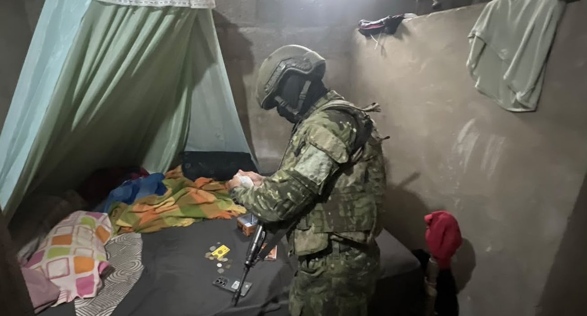 FFAAECUADOR's tweet photo. #LosRíos | En el cantón #Montalvo, las Fuerzas Armadas del Ecuador decomisaron armas de fuego, equipos de comunicación y otros indicios durante una operación militar. Las evidencias fueron puestas a órdenes de las autoridades competentes.

#FFAAContigo #EcuadorUnaSolaFuerza https://t.co/m9axocFDSB