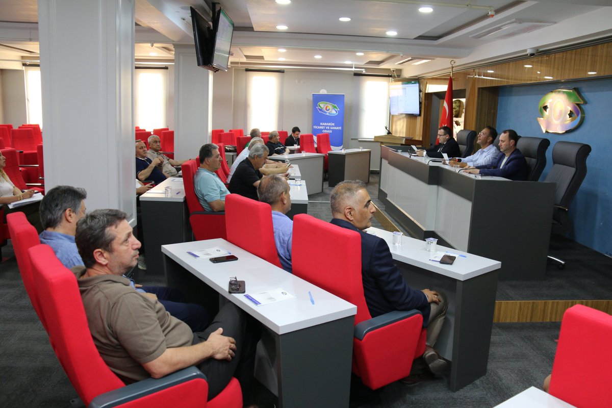 karabuktso's tweet photo. Karabük Ticaret ve Sanayi Odası (KTSO) Haziran Ayı Olağan Meclis Toplantısı, Meclis Başkanı Adnan Çebi başkanlığında meclis toplantı salonunda gerçekleştirildi.

Toplantı, gündem maddelerinin görüşülmesiyle başladı. Ardından KTSO Yönetim Kurulu Başkanı @fthcprz , Haziran ayı içerisinde yürütülen faaliyetler hakkında meclis üyelerine kapsamlı bilgilendirmede bulundu.

Toplantıda, KTSO Meclis Üyesi Ali Karakaş tarafından, SF Sandalye Fabrikası Grup Şirketlerinden Scala Moult Ar-Ge A.Ş.'nin tasarlayıp üretimini gerçekleştirdiği, çelik kalıp teknolojisiyle imal edilen yerli ve milli otomobil TOGG logosu kalıbının yer aldığı özel bir tablo, KTSO Meclis Başkanı Adnan Çebi ile Yönetim Kurulu Başkanı Fatih Çapraz'a takdim edildi. Türkiye'nin üretim gücünü ve sanayi vizyonunu simgeleyen anlamlı hediye dolayısıyla Ali Karakaş'a teşekkür eden Çebi ve Çapraz, yerli üretime ve katma değer oluşturan sanayi yatırımlarına desteklerinin süreceğini vurguladı. Takdimin ardından Başkanlar ve meclis üyeleri birlikte hatıra fotoğrafı çektirdi.

Toplantı, meclis üyelerinin karşılıklı görüş alışverişi ve değerlendirmelerinin ardından sona erdi.
