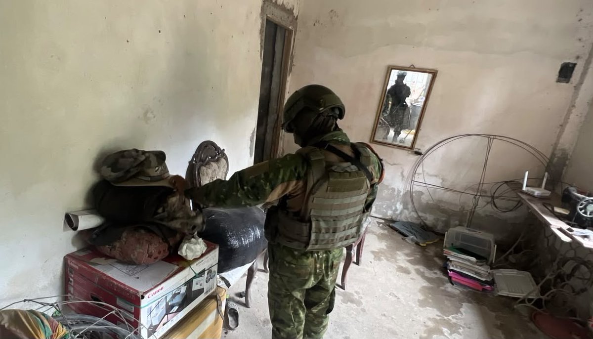 FFAAECUADOR's tweet photo. #LosRíos | En el cantón #Montalvo, las Fuerzas Armadas del Ecuador decomisaron armas de fuego, equipos de comunicación y otros indicios durante una operación militar. Las evidencias fueron puestas a órdenes de las autoridades competentes.

#FFAAContigo #EcuadorUnaSolaFuerza https://t.co/m9axocFDSB