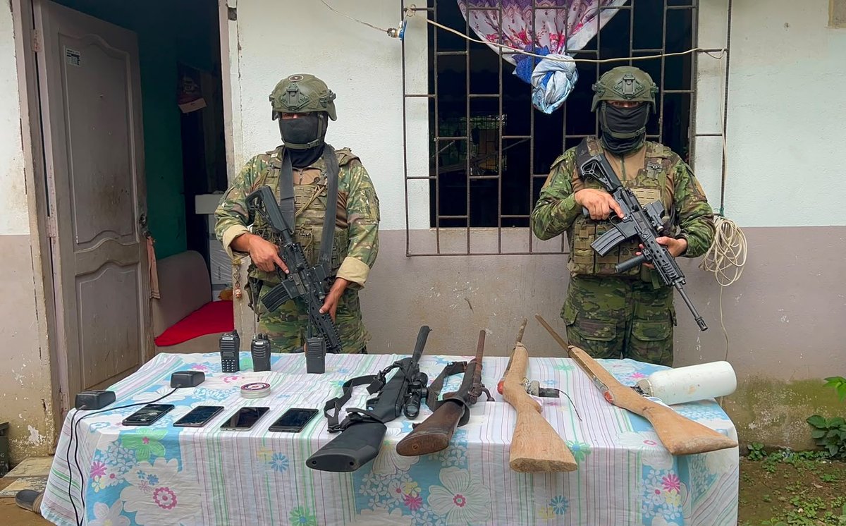 FFAAECUADOR's tweet photo. #LosRíos | En el cantón #Montalvo, las Fuerzas Armadas del Ecuador decomisaron armas de fuego, equipos de comunicación y otros indicios durante una operación militar. Las evidencias fueron puestas a órdenes de las autoridades competentes.

#FFAAContigo #EcuadorUnaSolaFuerza https://t.co/m9axocFDSB