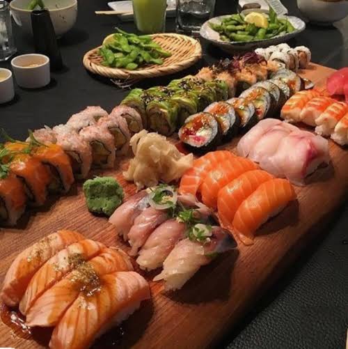 Jessicabaixista's tweet photo. Hj tem sushi na janta! O gigante tá on bebê!!! #BRAxJAP https://t.co/ahEfVC3dqw