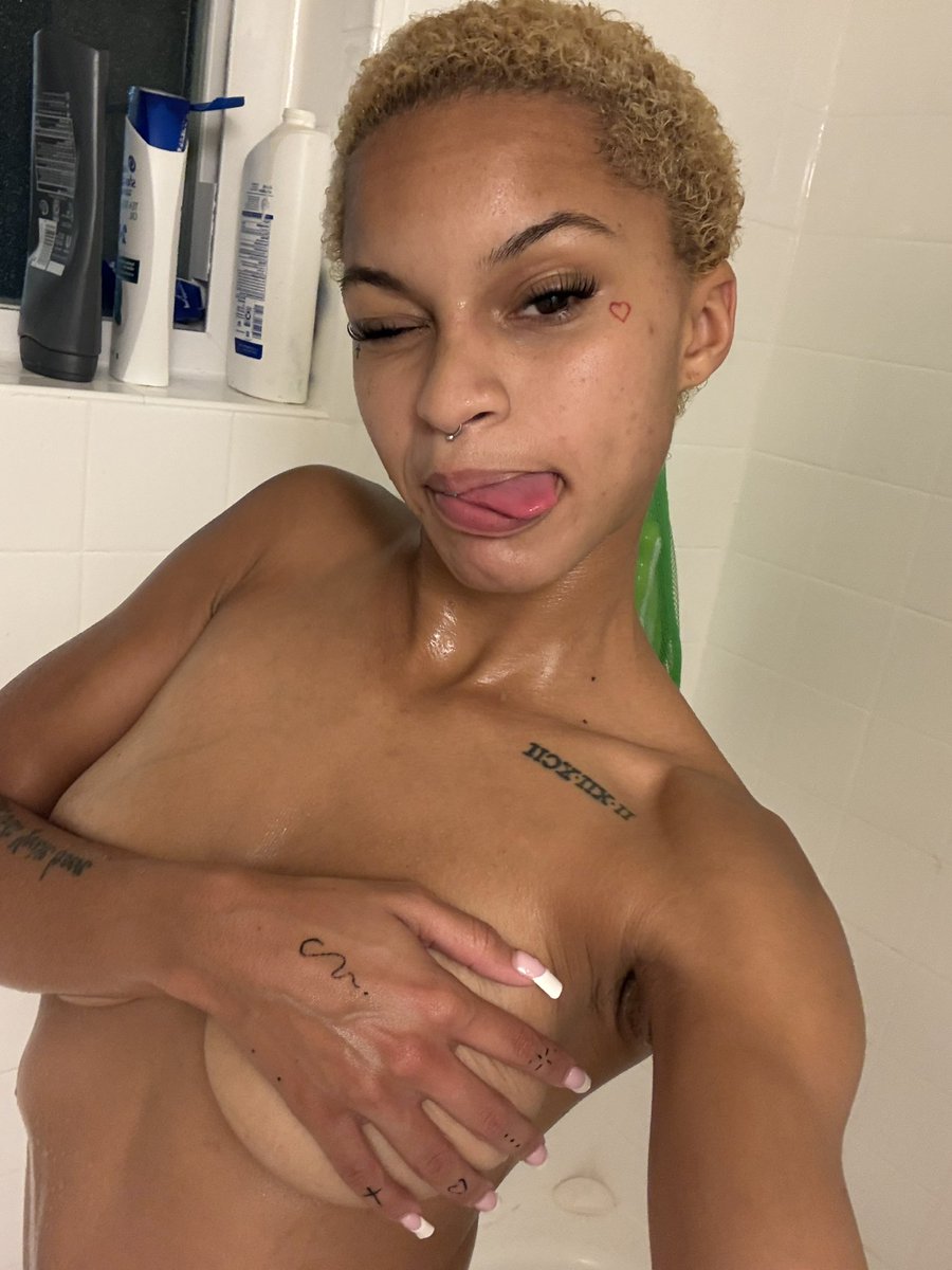 Pr3ttylilredd's tweet photo. 💋💋 https://t.co/V6HtXVVWsJ
