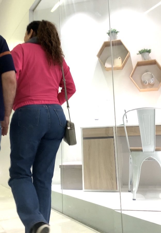 Cazadorvy's tweet photo. Paseando 
#voyeur #culona https://t.co/mfh0VFRcdD