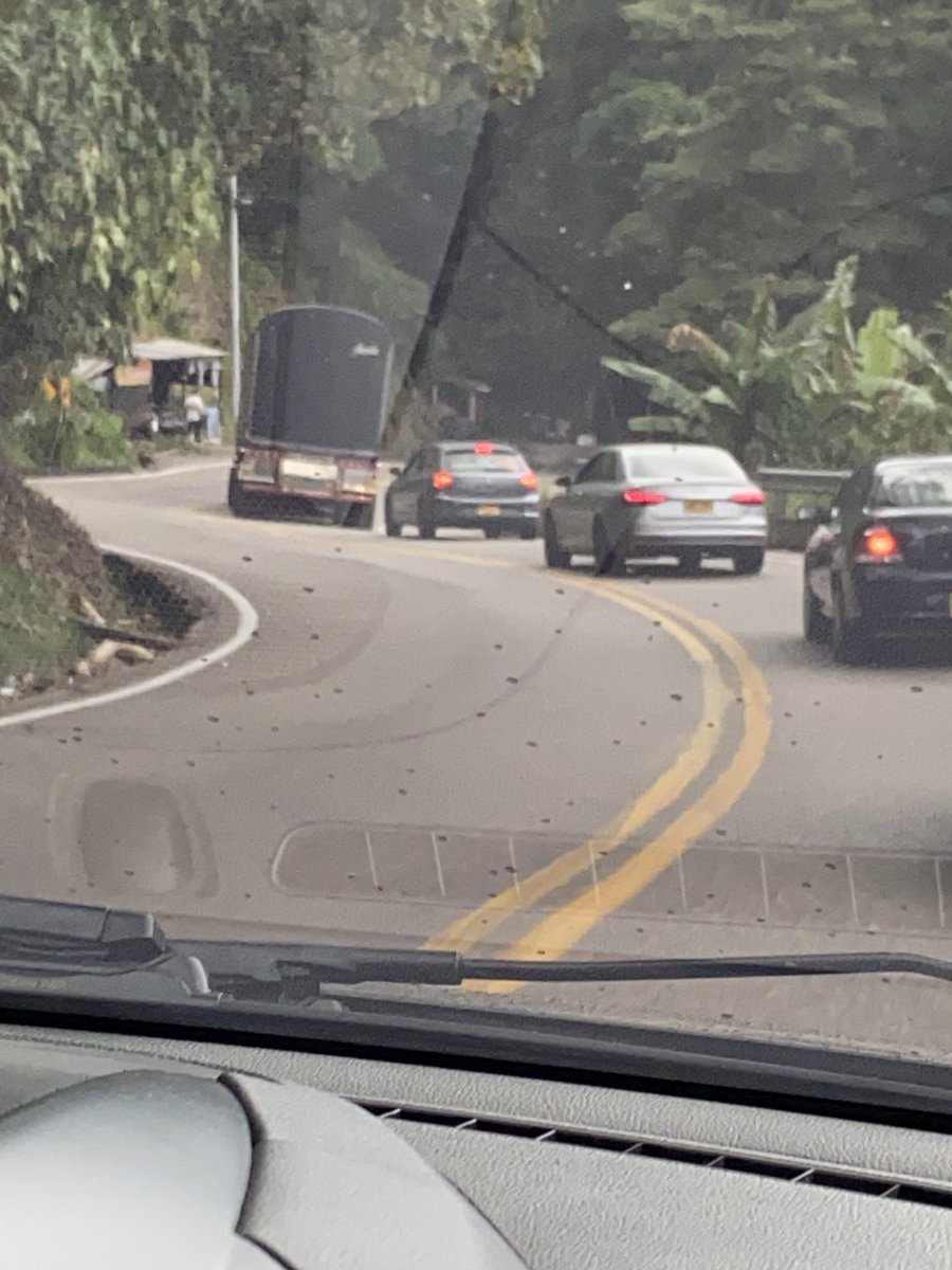 EngyeB's tweet photo. @MovilidadCundi mucha tractomulas por la vía villeta la Vega hacia Bogota y no hay policía de carreteras https://t.co/HofqM5ZmN1