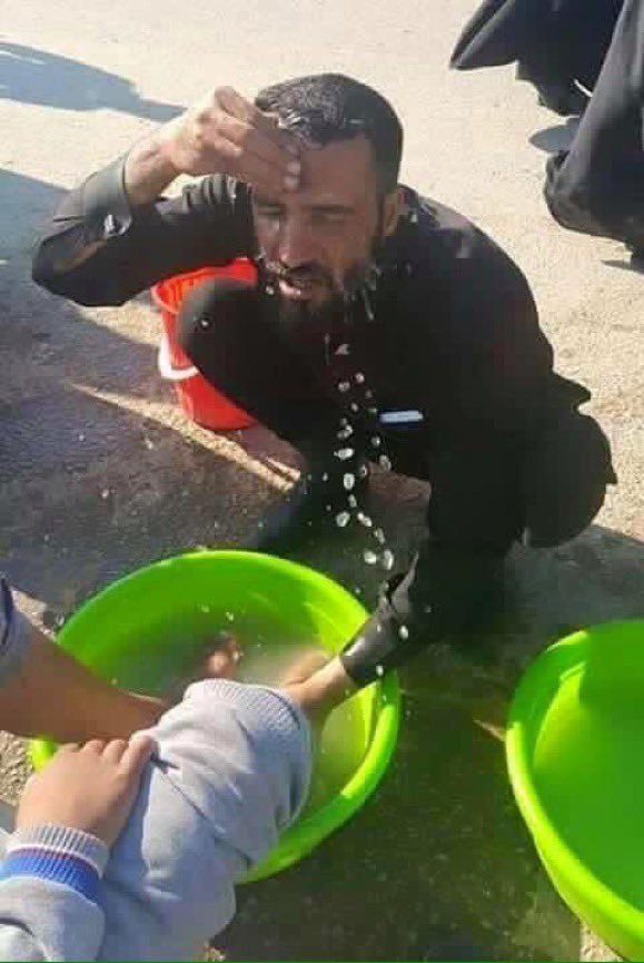 E1980eee's tweet photo. @halgawi كاولي شيروكي يتبرك بالماء المختلط بالجلد الميت الخارج من رجل فارسي معمم أتى للمتعة.

نسأل الله السلامة والعافية https://t.co/EFZGU07XL9