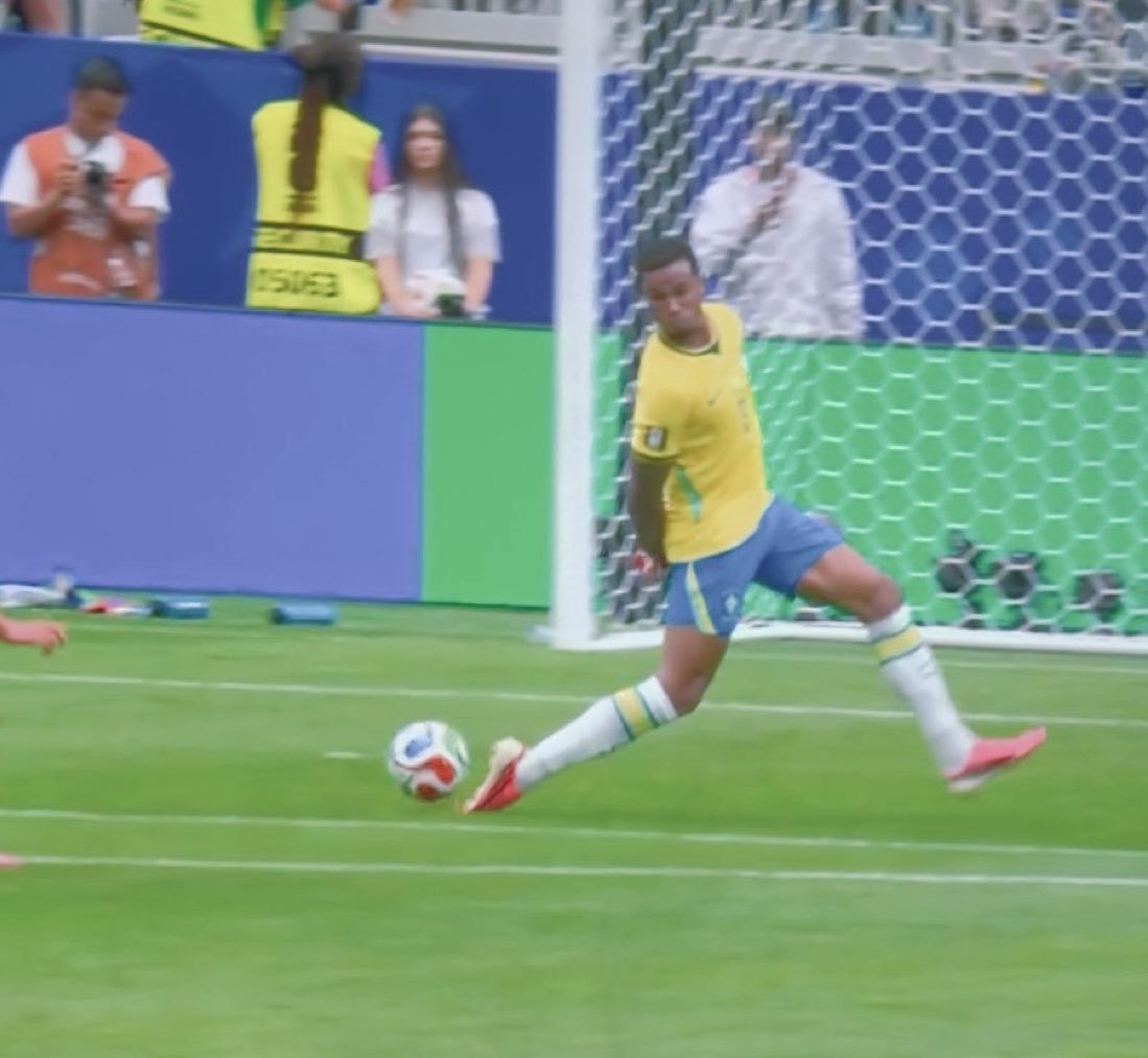 luxy0xyz's tweet photo. @nocontextfooty Me trying to run away from my responsibilities https://t.co/CHPrePwRg4