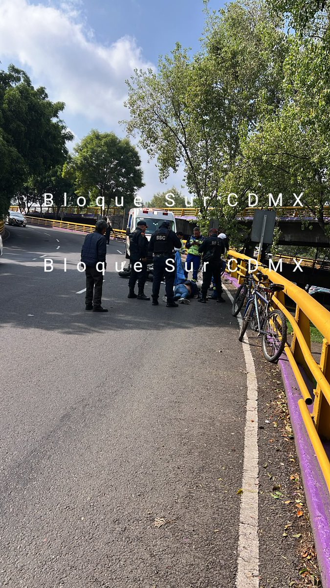 BloqueSurCDMX's tweet photo. Ayer falleció un hombre de aproximadamente 40 años en el puente de Vaqueritos, iba en motoneta cuando se impacto por si solo contra el muro de contención.

#Xochimilco ⚠️ #ContenidoSensible https://t.co/OjZh6H7VDe