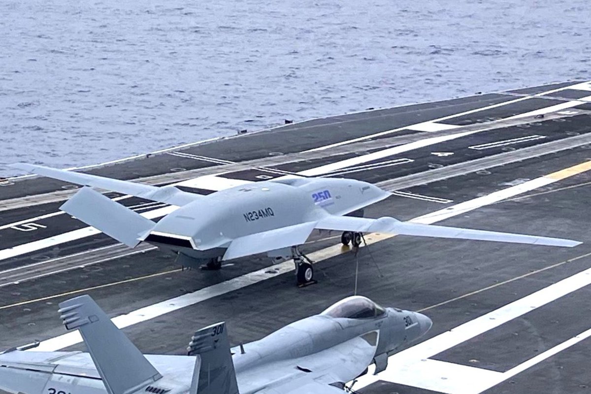 rockfish31's tweet photo. MQ-25Aスティングレイ
機体番号はN234MQ、T1試作機
以前は灰色塗装で機首先端と翼端のみに赤い塗装があった機体だが、今は灰色で一色。 https://t.co/bVxdHh2por