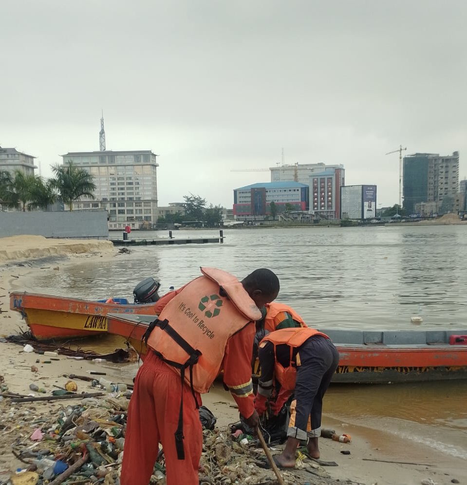 lawmaops's tweet photo. #ShorelineCleanup #LAWMACares #StreetSanitation #LAWMAOps

Shoreline cleaning services carried out today. LAWMA teams conducted shoreline sanitation operations as part of ongoing efforts to maintain cleaner waterways, protect the environment, and enhance public health across Lagos.

@Lawma_gov @LawmaCares
@followlasg
@jidesanwoolu
@drobafemihamzat
@tokunbo_wahab
@muyiwag
@LASGMOE