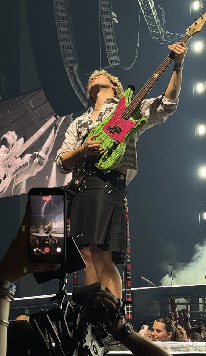 hadadelvinito's tweet photo. Necesito que calum vuelva como icono de la modo y se ponga polleras para los nuevos shows https://t.co/GYRdAOIzO0