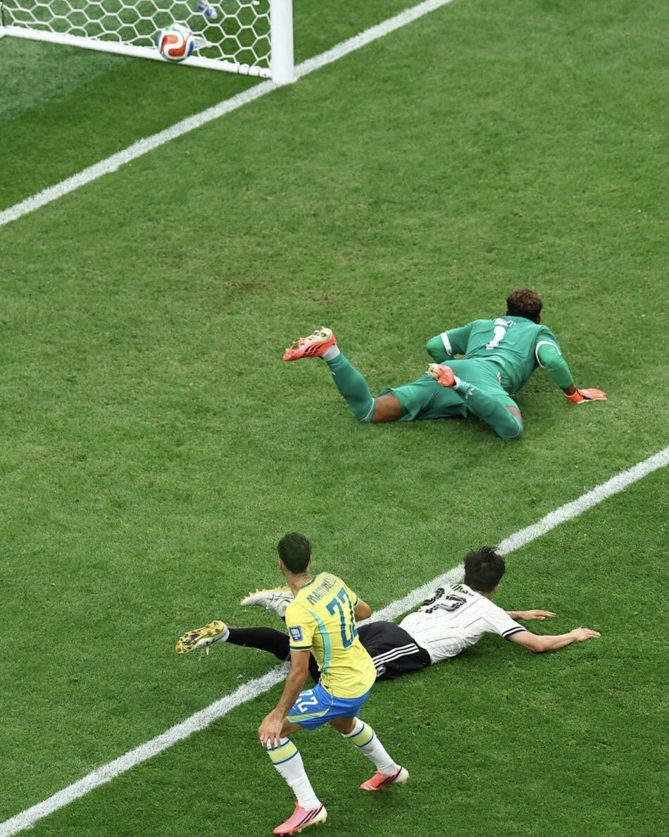 RMCF_Minuto93's tweet photo. 史上最弱のブラジルに負けた史上最強の日本代表。
日本は間違いなく強くなったけど、ワールドカップ優勝はまだまだ遠いのが現実、、
いつか優勝してくれ。 https://t.co/3lnXJxIVps