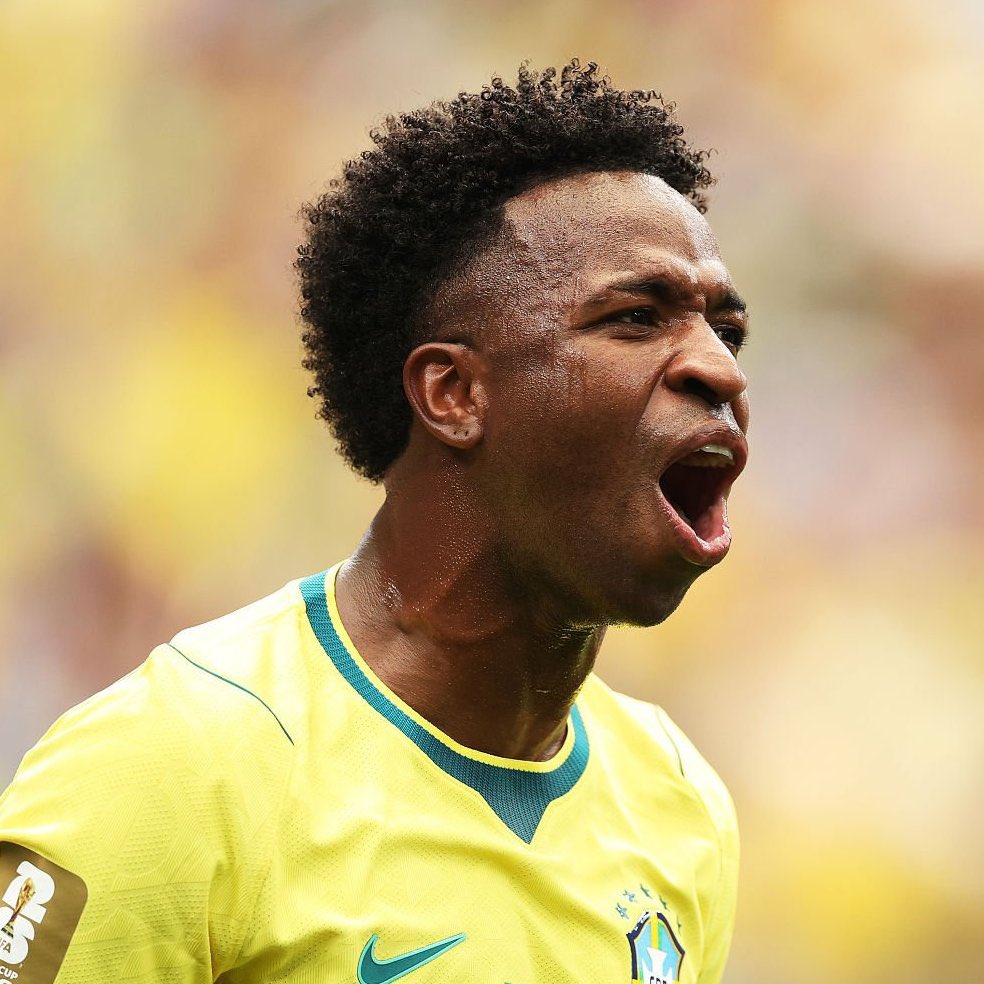AlbertOrtegaES1's tweet photo. La segunda parte de Vinícius una vez Ancelotti le ha pegado a la banda a la hora de recibir la pelota ha sido increíble.

Regates, desmarques, disparos, compañeros liberados por sus acciones y una fuente continua de peligro.

No ha marcado el gol del Mundial de milagro. https://t.co/YSWZ0unRhd