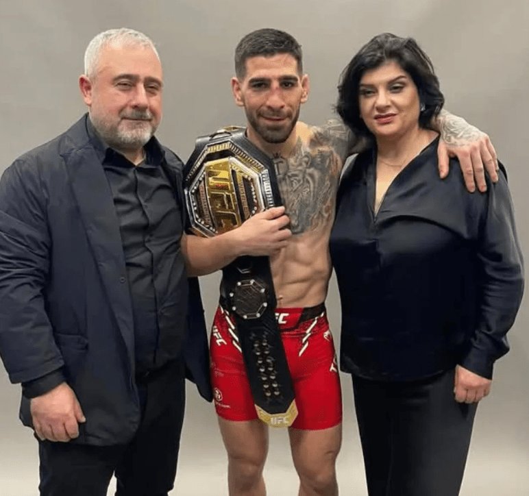 CagePulse_'s tweet photo. 🌹Ilia Topuria’nın annesi, Ilia'nın mağlubiyetine üzülen bir takipçimize Türkçe mesajla yanıt verdi:

"İyi akşamlar.. Ilia iyi ve her şey çok daha iyi olacak." https://t.co/Dw2SJLXEY3