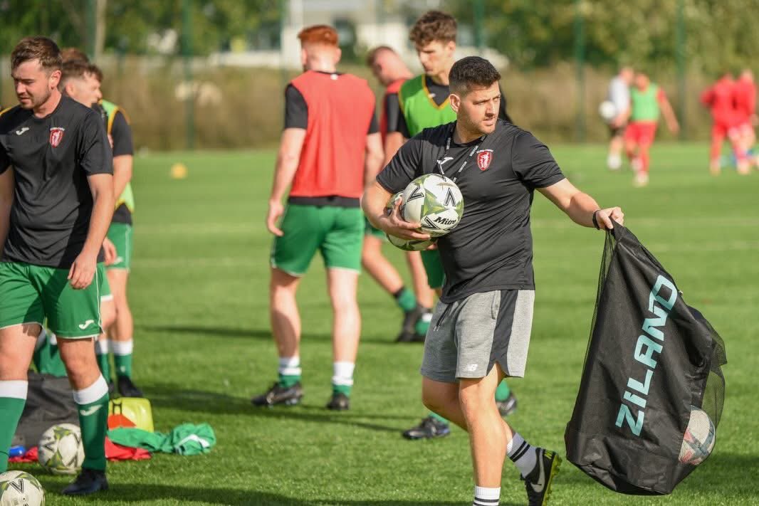 ClwbCymric's tweet photo. Diolch JJ 💚

Ynghyd â Vince, ma’ JJ yn camu nôl o fod yn îs-hyfforddwr y Tîm Cyntaf. Chwaraewr ganol-cae i’r Clwb rhwng 2015 a 2019; ers ail-ymuno fel hyfforddwr yn 2024/25, mae wedi bod yn hanfodol i gyfnod mwyaf llwyddiannus y Tîm Cyntaf. https://t.co/Pse9MFTHqF