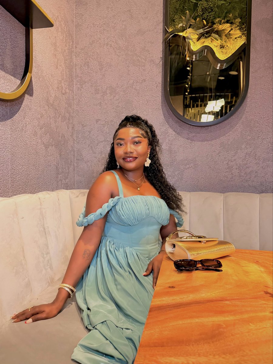 Tehfash_C's tweet photo. Tehfash celebrant sitting pretty

Her love for the Tarella Convertible Dress made Style 5 from my previous post the perfect choice 🤍

Fitting o’clock, but no alterations needed. A perfect fit on the very first try ✨

The last slide says it all.

#stylegoal https://t.co/DCzRHkB66D