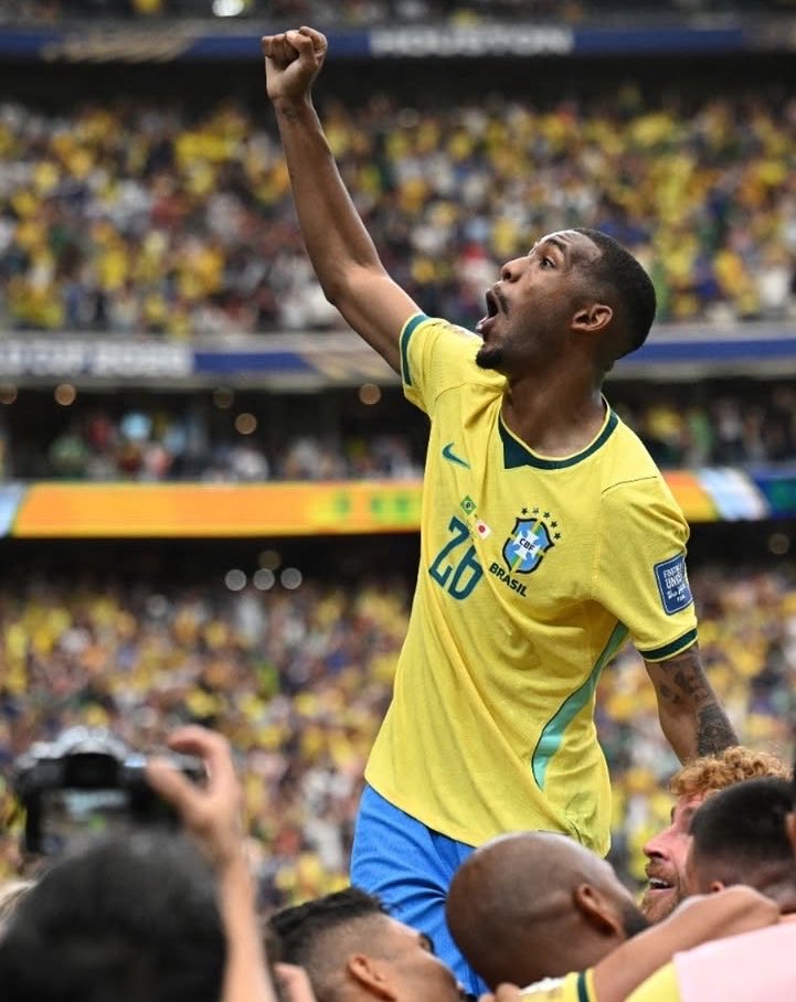 lu_guims's tweet photo. Quando o Japão ESTREOU numa Copa do Mundo, o BRASIL já era TETRACAMPEÃO.

Esse papo de “era bom no passado”, “é 50/50” que veio dos japoneses demonstra que, apesar de terem evoluído muito no esporte, ainda não aprenderam o essencial: futebol tem hierarquia, tem imponderável, tem subjetividade. 

Quando você vai a campo contra a única PENTACAMPEÃ MUNDIAL, você cala a boca e joga com respeito.

Seguimos! ⭐️⭐️⭐️⭐️⭐️🌟