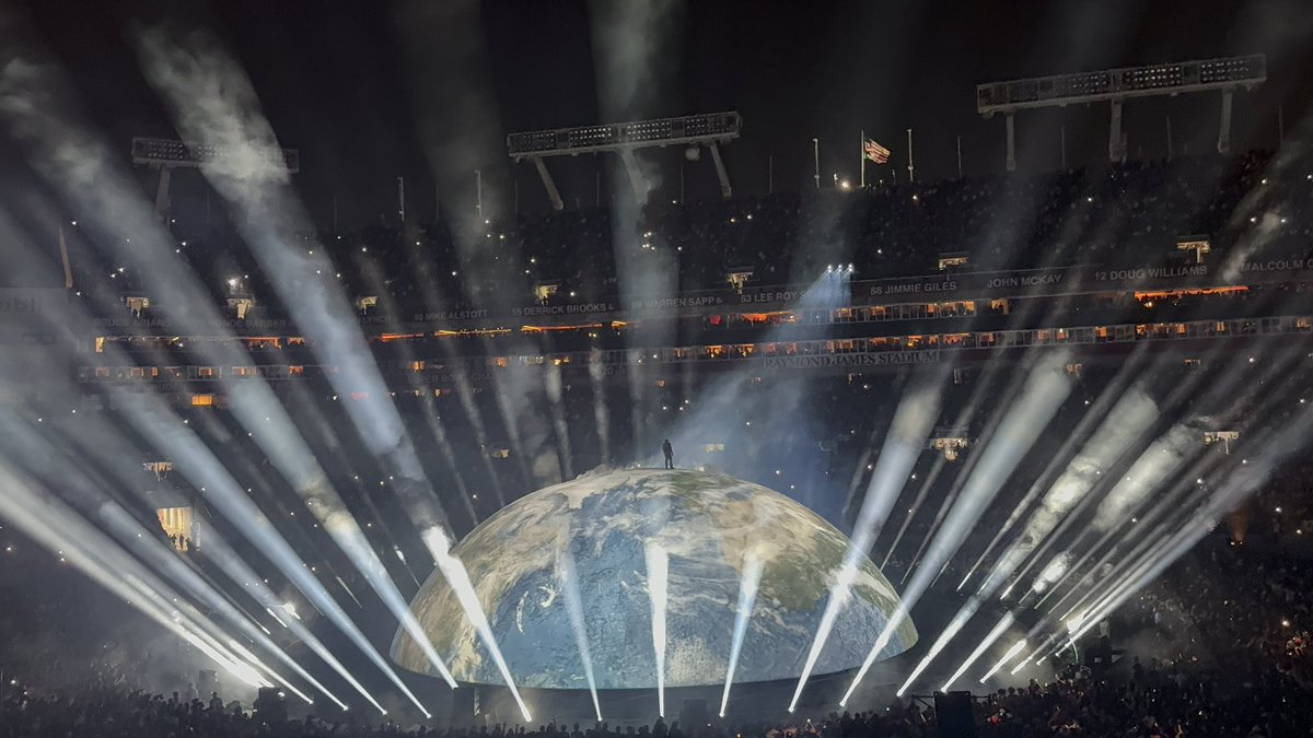 CallMeMooo's tweet photo. Ye Tampa Night 2 https://t.co/cU0yWHiBB7