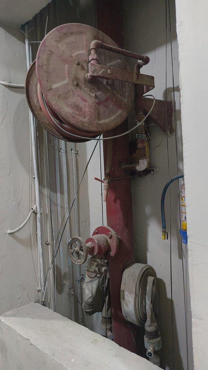 ravithakur0787's tweet photo. @rkghadai @arunbothra These are mandatory in high rise buildings even group housing societies with 4-5 floors do have them but they are mostly non-functional everywhere. Fire deptt. Issues NOC's without due compliance. https://t.co/QGvyNRpjtx