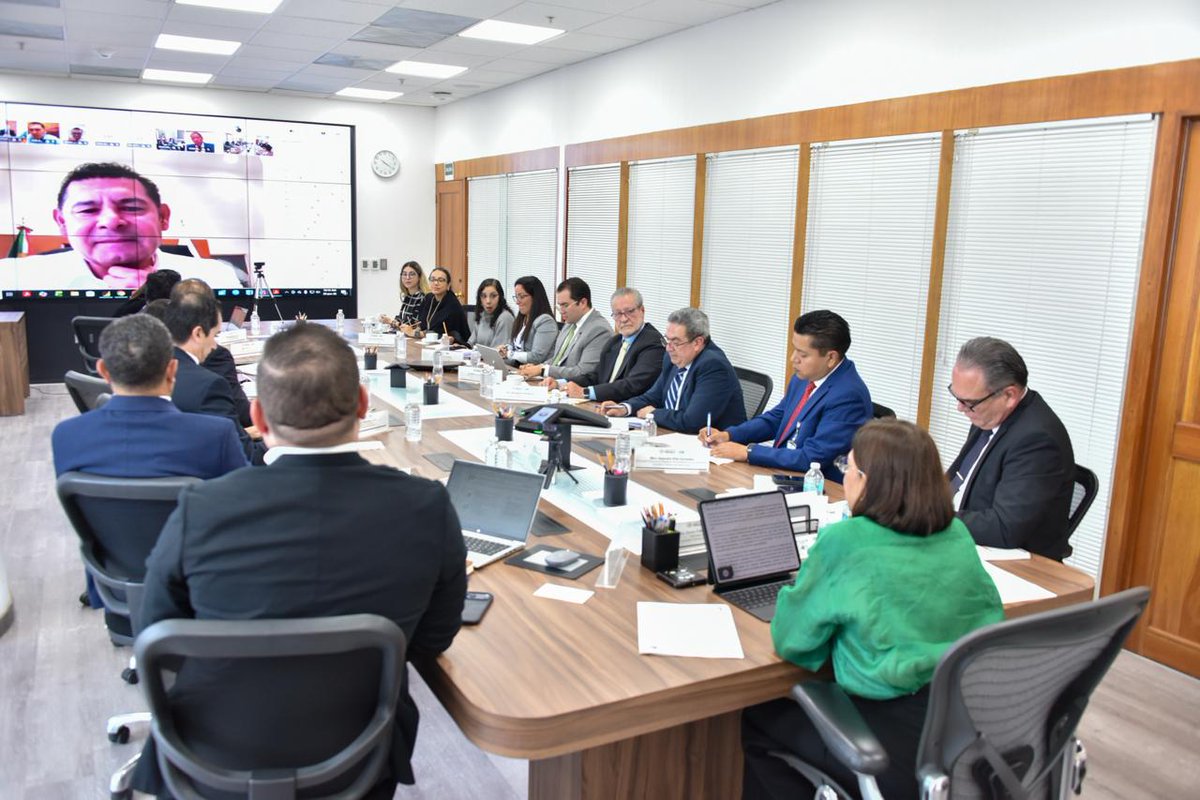 EmiliaCallejaA's tweet photo. 💡 Con el objetivo de fortalecer un servicio confiable y de calidad, lo cual forma parte de la visión del @GobiernoMX, encabezado por nuestra Presidenta @Claudiashein, el día de hoy sostuvimos una mesa de trabajo con representantes de los gobiernos estatales para estrechar la coordinación y atender las necesidades de cada entidad en materia de servicio eléctrico. 

Agradecemos a cada uno de los representantes de las 32 entidades por su asistencia y colaboración. 

En la @CFEmx fortalecemos los enlaces de atención para cada estado y seguimos impulsando inversiones que robustecen la generación, transmisión y distribución de energía, para que llegue de forma segura y confiable a hogares, comunidades, comercios e industrias.