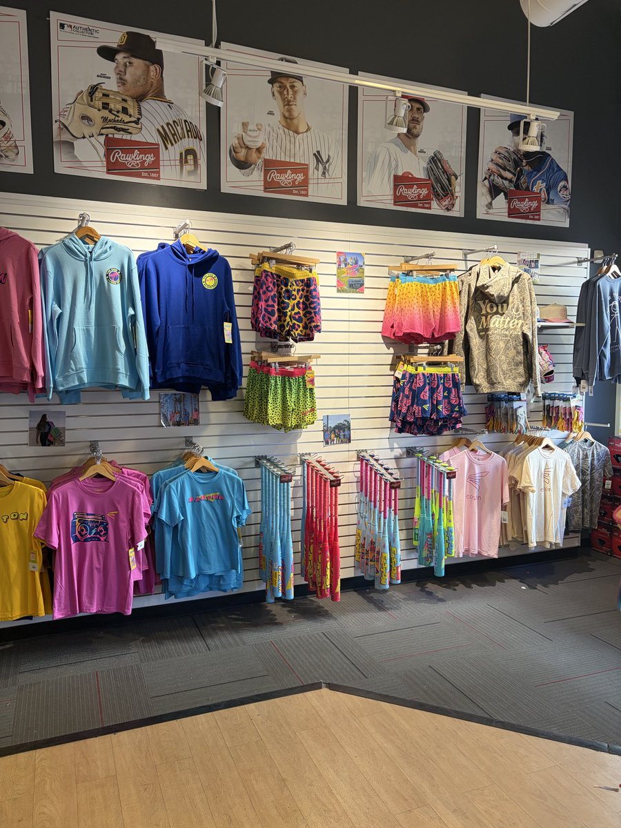 jimmy2timenantz's tweet photo. Genuinely what the fuck happend to baseball , long gone are the days of my kid asking for normal baseball gear #nuke this new gen https://t.co/UiCN53DSj6