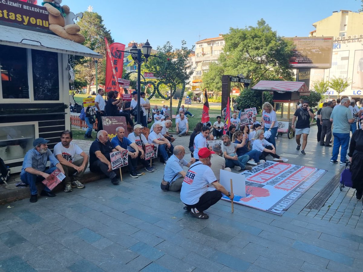 TipKocaeli's tweet photo. Bileşeni olduğumuz Kocaeli Emek ve Demokrasi Platformu ile birlikte, savaş örgütü NATO'ya karşı basın açıklaması ve oturma eylemi gerçekleştirdik. 

Başta bölgemiz olmak üzere, dünyanın dört bir yanında savaş, katliam ve soykırımlarla inşa edilen kara düzenin temsilcisi NATO’ya karşı sesimizi yükselttik. NATO'yu da temsil ettiği bu karanlık düzeni de reddediyoruz. 

Savaş örgütü NATO dağıtılsın, üsler kapatılsın!