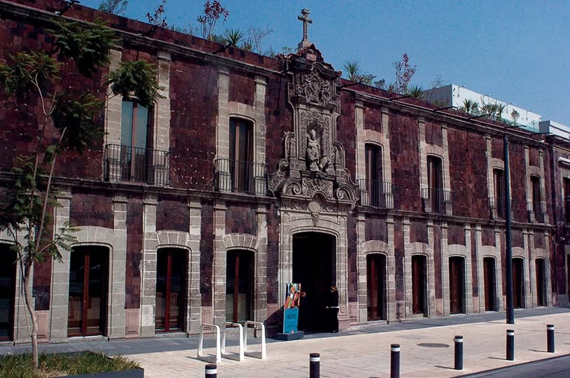 Centro_CDMX's tweet photo. ¿#SabíasQue en un edificio del Centro Histórico que hoy alberga un museo nació Tin Tan?
@MuseoKaluz, ubicado en la esquina de Avenida Hidalgo, tuvo diversos usos y, durante el siglo XX, funcionó como vecindad. Donde nació el célebre actor y comediante Tin Tan. 🎭✨ https://t.co/W9JOwkJAke