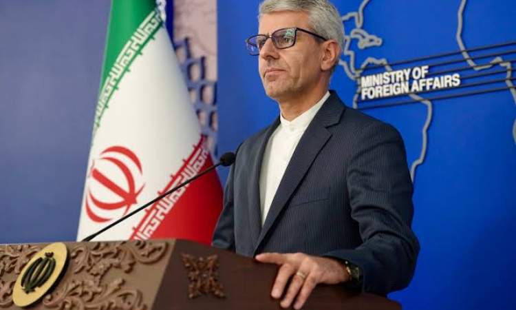 26sepnet's tweet photo. بقائي: طهران لا تخطط لإجراء أي محادثات مع واشنطن في الدوحة في الأيام المقبلة

قال المتحدث باسم وزارة الخارجية الإيرانية إسماعيل بقائي إن إيران لا تخطط لإجراء أي محادثات مع الولايات المتحدة في العاصمة القطرية في الأيام المقبلة.

وأشار بقائي إلى أن وفدا من الخبراء الإيرانيين سيزور الدوحة هذا الأسبوع للعمل حصرا في قضية رفع الحظر عن الأصول الإيرانية، لكن لا علاقة لهذه الزيارة بالمفاوضات مع الولايات المتحدة.

وأضاف المتحدث: "ليس لدينا أي خطط لأي مستوى من المفاوضات مع الولايات المتحدة في الأيام المقبلة. زيارة الوفد الأمريكي إلى قطر لا علاقة لها برحلة الوفد الإيراني للعمل على تنفيذ بنود المذكرة".
في ليلة 18 يونيو، وقعت إيران والولايات المتحدة مذكرة عن بعد، تسعى إلى إنهاء الصراع العسكري الذي بدأ في 28 فبراير. كما تحدد المذكرة جدولا زمنيا لموعد رفع الولايات المتحدة الحصار البحري وعودة إيران إلى الملاحة في مضيق هرمز.

في وقت سابق، أفاد موقع "أكسيوس" بأن المبعوثين الأمريكيين ستيف ويتكوف وجاريد كوشنر سيلتقيان مع رئيس الوزراء القطري محمد بن عبد الرحمن بن جاسم آل ثاني، الثلاثاء، لبحث ملف المفاوضات مع إيران.

وأشار الموقع إلى أنه "من المنتظر أن تعقد الفرق الفنية الأمريكية والإيرانية اجتماعات منفصلة مع الوسطاء القطريين والباكستانيين يوم الأربعاء".

المصدر: RT