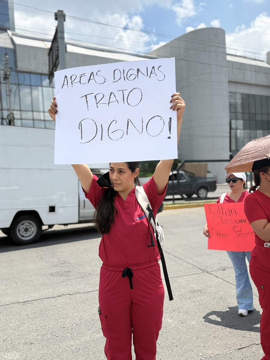 ectorjaime's tweet photo. Trabajadores del IMSS T1 en León Guanajuato se manifiestan para exigir condiciones laborales dignas, insumos suficientes y un trato respetuoso que les permita brindar la atención que la ciudadanía merece.

Detrás de cada uniforme hay profesionales comprometidos con la salud de miles de familias. Escuchar sus necesidades también es fortalecer nuestro sistema de salud.