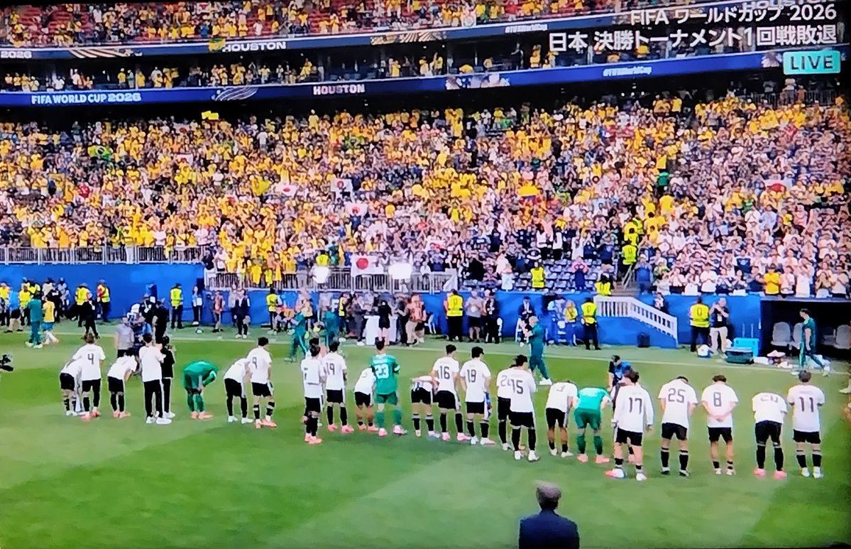 michaking88's tweet photo. 試合終了…      🇧🇷 BRA 2 - 1 JPN 🇯🇵

激闘の決勝T1回戦は悔しすぎる敗戦😢
敗れはしたが相手はサッカー王国🇧🇷､よく戦ってくれた！
最後まで闘志を燃やし続けたサムライブルーに拍手👏
選手･スタッフの皆様､現地並びに深夜に応援の皆様お疲れ様でした。

#サッカーＷ杯日本代表 https://t.co/nuBmI5Y4Ny