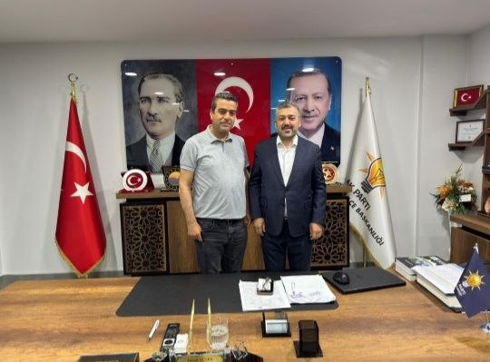 EmadDernegi's tweet photo. 📷 EMADDER’DEN AK PARTİ ŞEHİTKAMİL İLÇE BAŞKANLIĞI’NA ZİYARET

@Akparti
@RTErdogan
@AKPartiG_Antep
@ismailguler027

Emeklilikte Adalet Derneği Gaziantep İl Temsilciliğimiz olarak, AK Parti Şehitkamil İlçe Başkanı Sayın İsmail Güler ile kademeli emeklilik mağduriyetine ilişkin verimli ve yapıcı bir görüşme gerçekleştirdik.

Milyonlarca vatandaşımızın yaşadığı adaletsizliği aktarma fırsatı bulduğumuz bu kıymetli görüşmede, gösterdiği ilgi, samimiyet ve duyarlılık için Sayın İsmail Güler’e teşekkür ederiz.

Kademeli emeklilikte adalet mücadelemizi, çözüm odaklı temaslarımızla kararlılıkla sürdürmeye devam edeceğiz.

Emeklilikte Adalet Derneği

@EmadDernegi
#KademeŞartOldu

@ademyesildal @mhulkicevizoglu  @mhamarat52 @avhalukipek @avmustafakose @avcahitozkan @AbdurrahimFIRAT @celalettin_kose @yusufbeyazit60 @Murat_Alparslan @OsmanMesten16 @rbklndr @AKGMTeskilat
