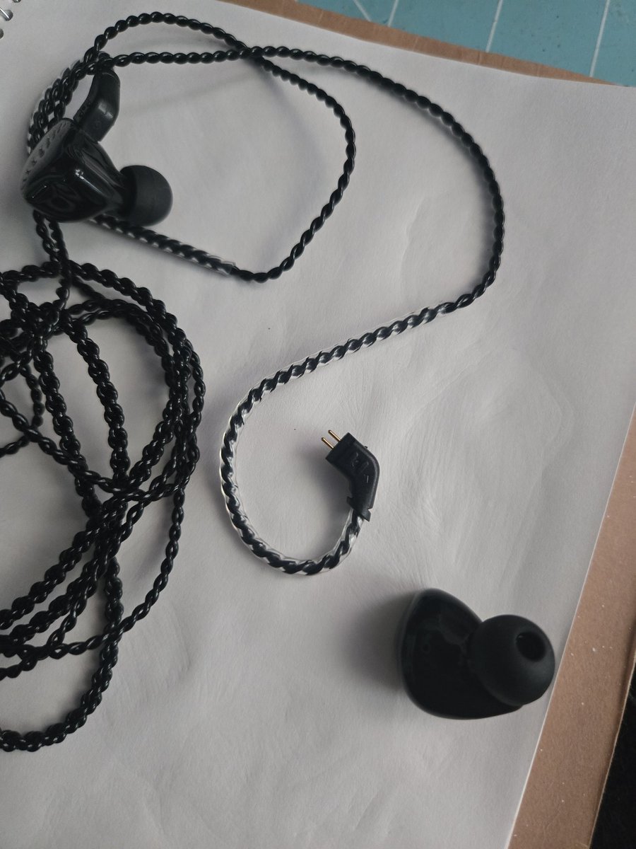 boomertiny's tweet photo. EYO WAIT THE CORD CAN BE MODDED https://t.co/3TtxkV8Qpx