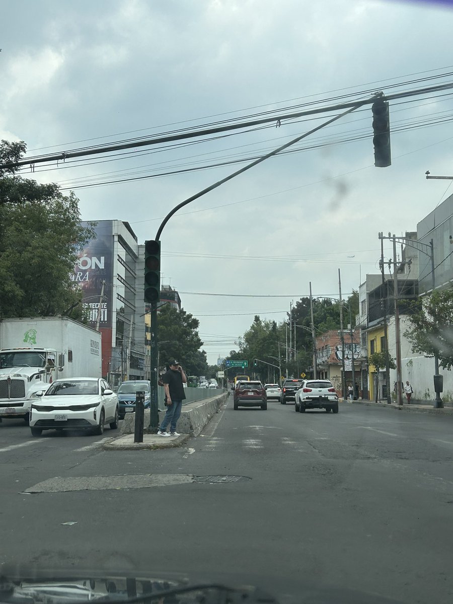 hammacastillon's tweet photo. @UCS_GCDMX @OVIALCDMX Semáforos descompuestos en Parque Lira esquina General José Moran. https://t.co/X662DkDIAe