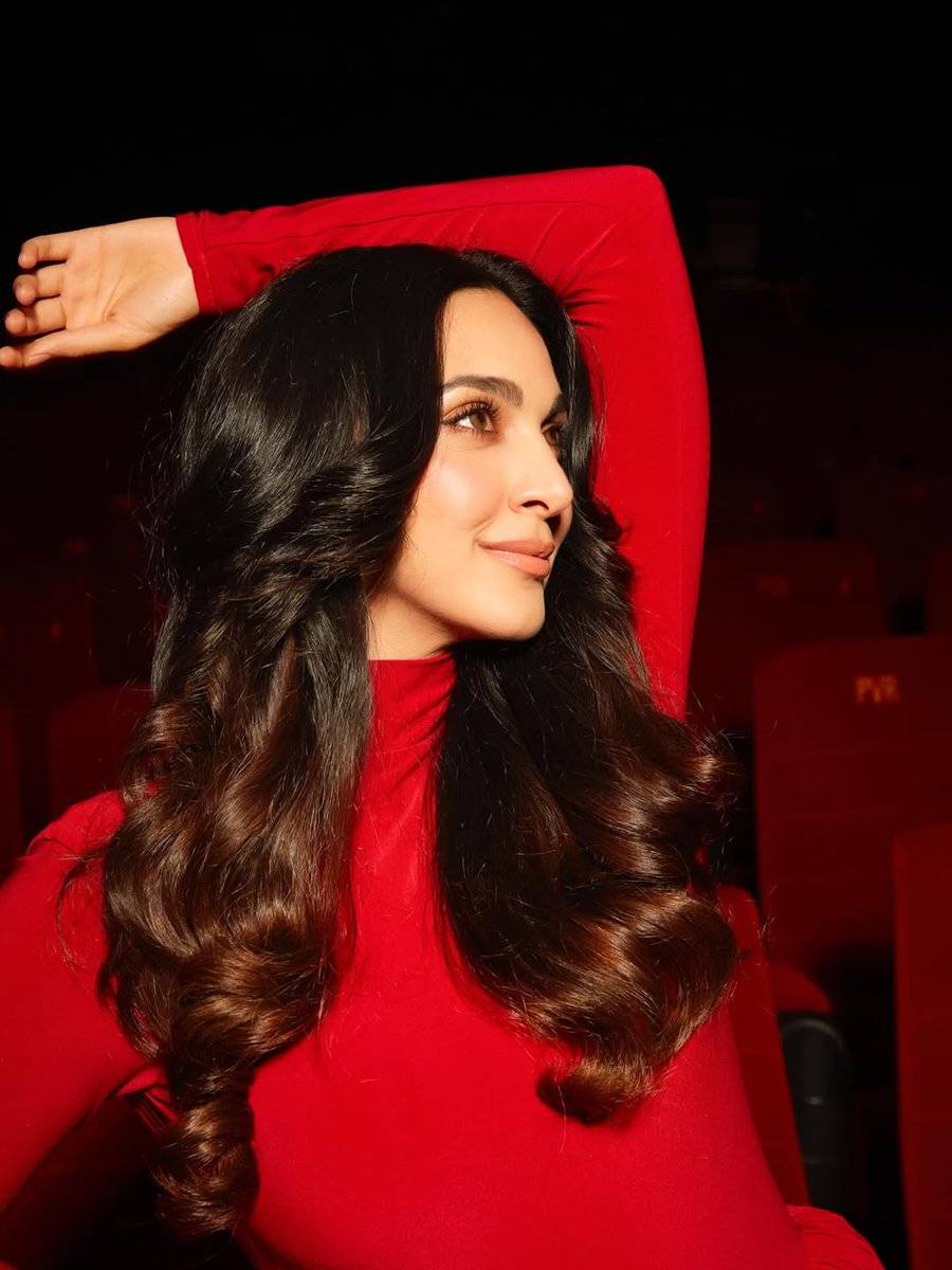celeblife360's tweet photo. Kiara Advani proves elegance and beauty never go out of style β¨πβ€οΈ
#KiaraAdvani #BollywoodBeauty #StyleIcon #GlamGoals #BeautyQueen https://t.co/iXX8cFweNk
