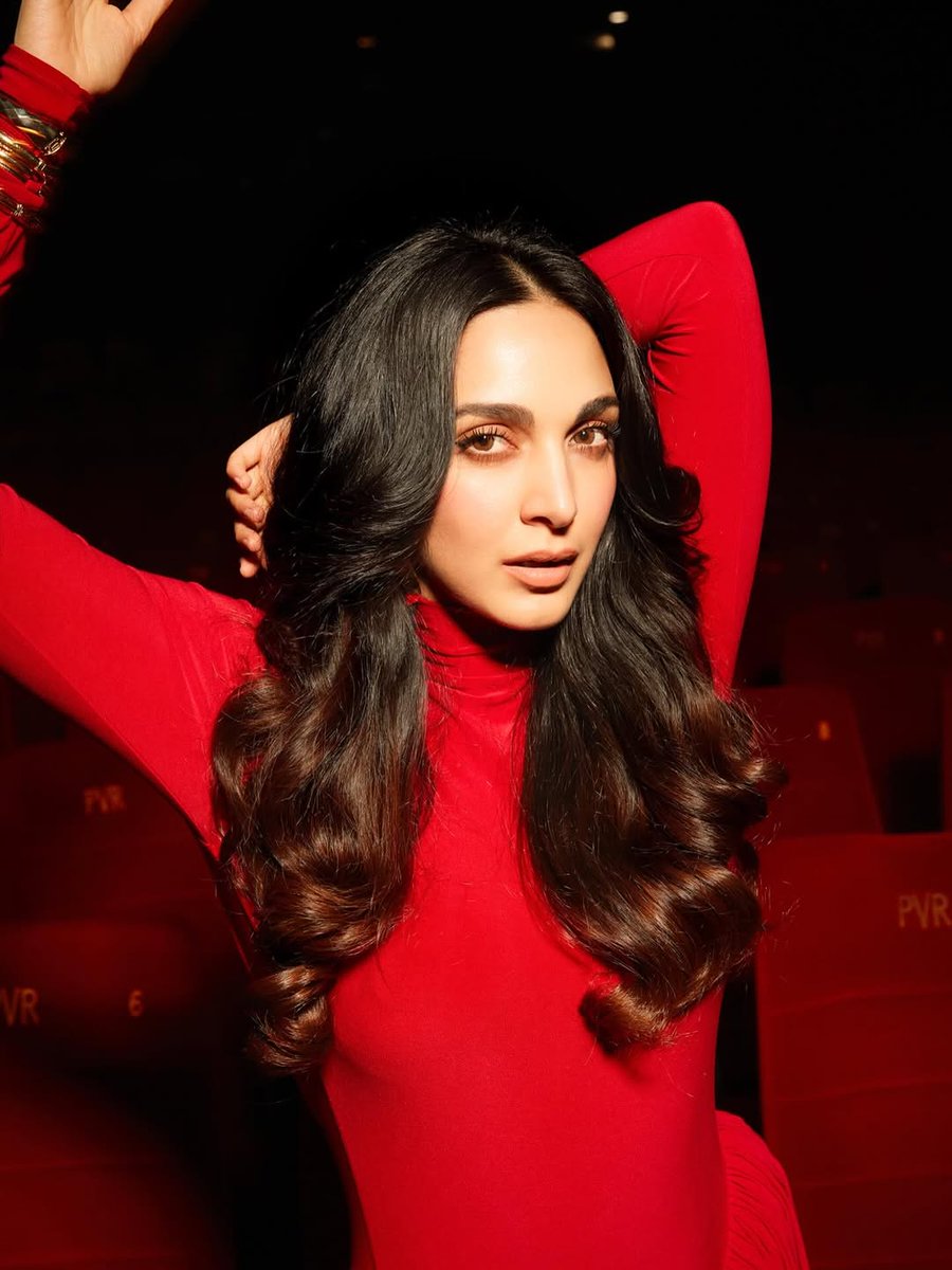 celeblife360's tweet photo. Kiara Advani proves elegance and beauty never go out of style β¨πβ€οΈ
#KiaraAdvani #BollywoodBeauty #StyleIcon #GlamGoals #BeautyQueen https://t.co/iXX8cFweNk