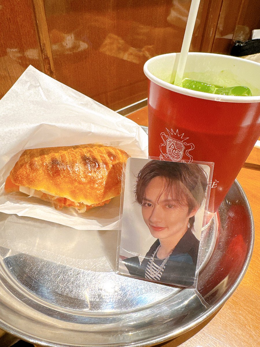 mooonjunpi610's tweet photo. 大阪から連れてきた紹介トレカが大活躍 https://t.co/kAZJUy2iyj