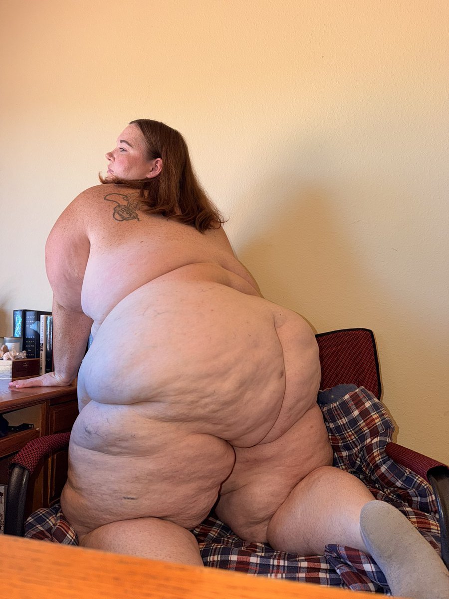 shnugglebunch's tweet photo. happy monday cuties and creeps 😈 gunna goon over me all week? 🤤 just your local fat babe being a dummy slut at my desk 😝 come play with my ass plzz 😘 https://t.co/OfGfchnOr1