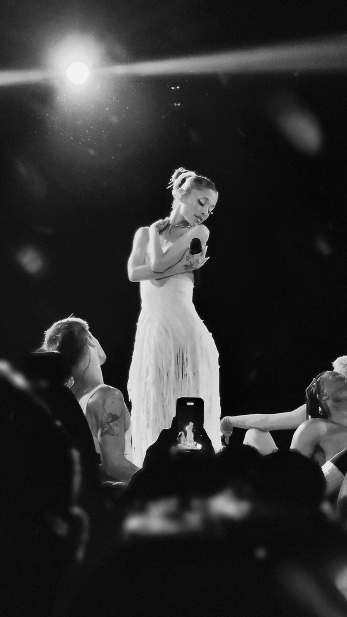 KrystalClearr_'s tweet photo. ♡°• Still can't believe this surreal moment 💖✨️ we have been changed, for good @arianagrande #estAustin #n2 https://t.co/2DWK8oGXJG