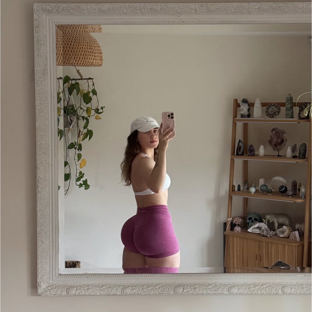 LoverGirl3531's tweet photo. What comes to mind when you look at me? https://t.co/44yLHeyqCn