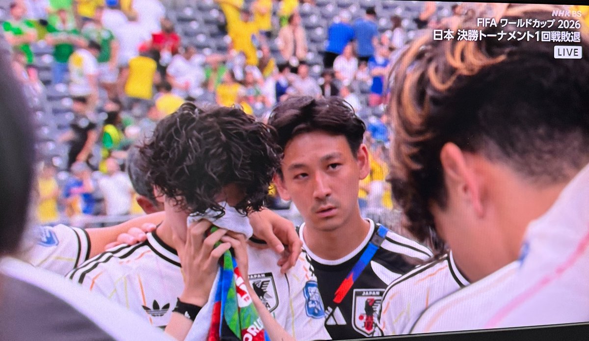 etotakashi's tweet photo. 前回はPK外した三笘薫で、今回は2失点目直前のロストの田中碧。
フロあがりにとっては2大会連続でツラい大会になってしまった。

その田中を慰める板倉滉も悔しいはずなのに頭が下がる。 https://t.co/fW6ZdV6U6Y
