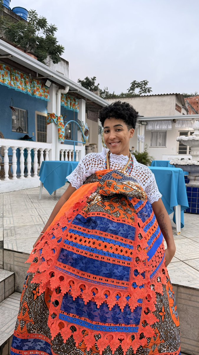 nathfinancas's tweet photo. Esse fim de semana foi a festa do meu pai Oxóssi no meu barracão. 💙 🏹

Nesses últimos 4 anos, Oxóssi transformou a minha vida. Hoje tenho um pai que me guia, me protege, puxa a minha orelha quando preciso e está sempre ao meu lado.

Oxóssi é o caçador de uma flecha só. Que privilégio e que honra poder ser filha dele.

Benção, minha mãe @maemarciamarcal. Obrigada por tudo. 

Benção aos meus mais velhos e aos mais novos.

Okê Arô! 🏹💙
