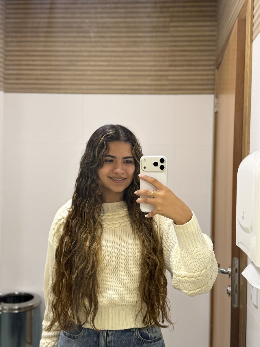 AnnaBeelieve's tweet photo. 4 versões minha ❤️ https://t.co/vFjsYfCzo6