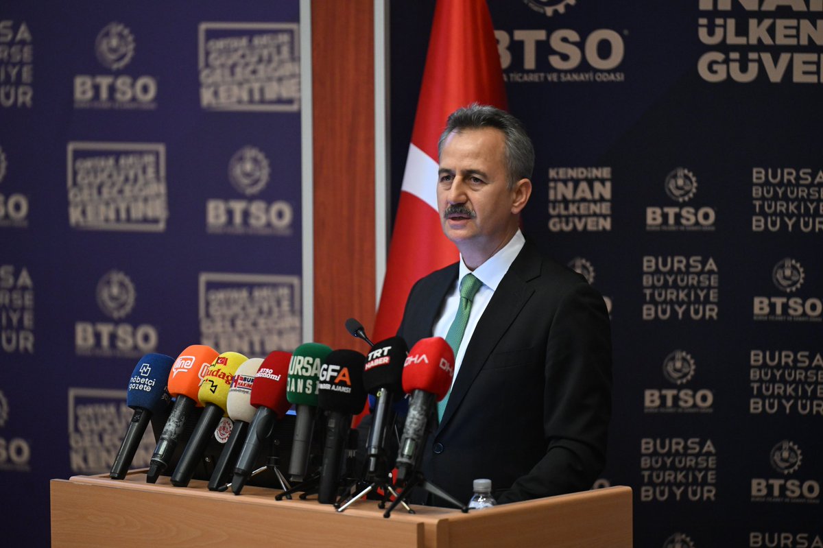 ibrahim_Burkay's tweet photo. BTSO Haziran Ayı Meclis Toplantımızı Savunma Sanayii Başkanımız Sayın Prof. Dr. Haluk Görgün’ün teşrifleriyle gerçekleştirdik. Bursa’mızın savunma sanayiindeki konumunu daha da güçlendirmek üzere verimli bir buluşmaya ev sahipliği yaptık.

Bursa Uzay Havacılık Savunma Kümelenmemiz-BASDEC, KFA Fuarcılık şirketimizin organizasyonunu üstlendiği IDEF Fuarı, tedarikçi buluşmaları, UR-GE projeleri ve danışmanlık faaliyetleriyle üyelerimizin savunma sanayii ekosistemindeki gücünü ve etkisini artırmaya devam edeceğiz. 

Toplantımızın hayırlara vesile olmasını diliyor, savunma sanayimize güçlü bir vizyon kazandırarak bu alandaki gelişime öncülük eden Sayın Cumhurbaşkanımız Recep Tayyip Erdoğan'a, Savunma Sanayii Başkanlığımıza ve emeği bulunan herkese teşekkür ediyorum.

@SavunmaSanayii @BursaTSO