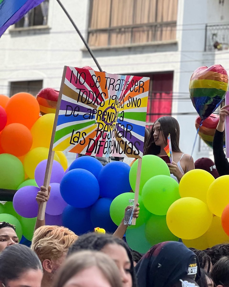 CamiloMartinezN's tweet photo. En el Día del Orgullo, algunos prefirieron criticar a quien se atrevió a sumar desde la diferencia.

El odio también está en aquellos que pretenden que todos pensemos igual. La diversidad debe respetar lo sexual, pero también lo político.

Sino, no hay diferencia con extremos. https://t.co/WlQkDUtfDk