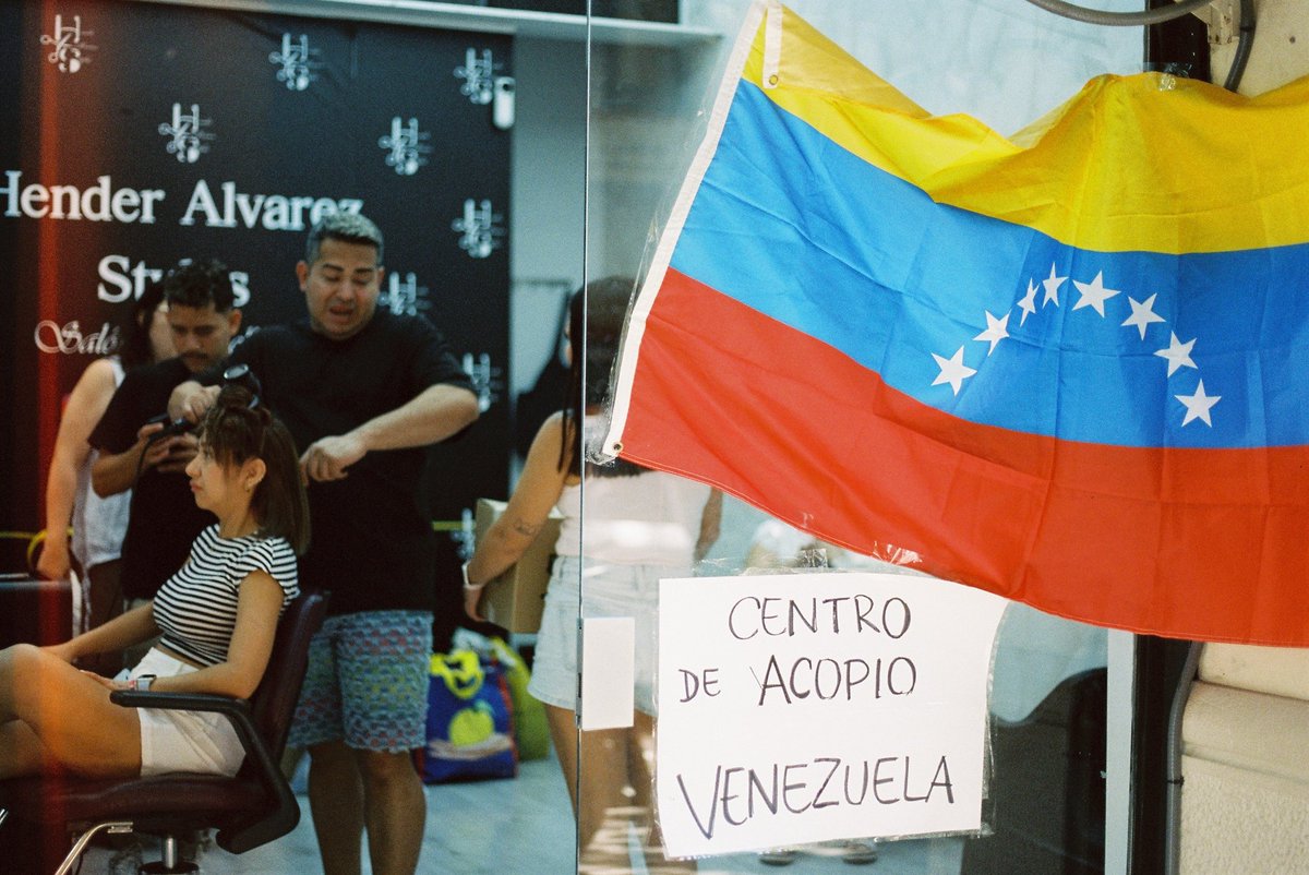 Theshowdownn's tweet photo. Es muy arrecho vivir alejado de Venezuela, estar lejos y solo ir a centros de acopio, la impotencia que lo único  que podemos hacer los migrantes es ir a los centros de acopio y donar, enviar dinero para la causa y compartir información. 
Dormir con ansiedad intentando entender. https://t.co/i7cyVwsplh
