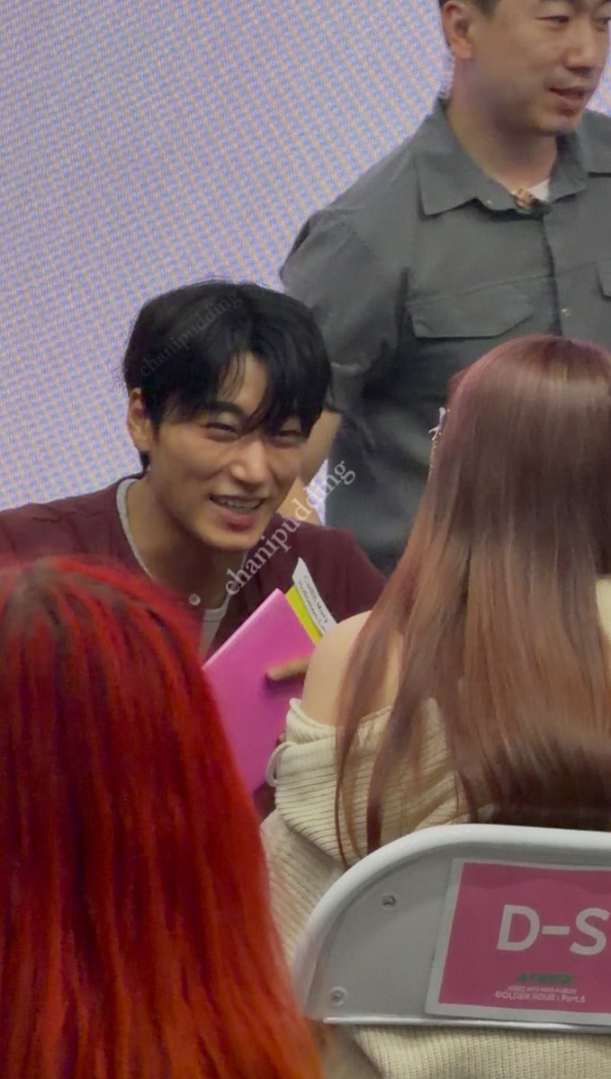 choisanties's tweet photo. [29.06.26] San London Kplayground Fansign Event 🩷

He wouldnt stop smiling at me omg he was so so sweet i love him so much i wanna go back😭
#ATEEZ #SAN #에이티즈 #산 #팬사인 https://t.co/uHiTE65VCk